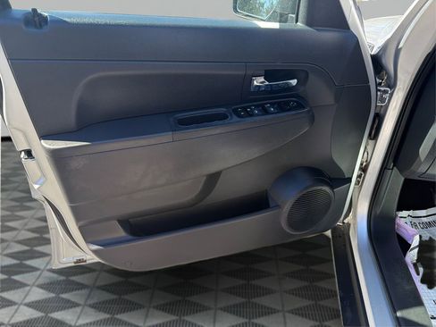 Used 2011 Jeep Liberty Sport image 22