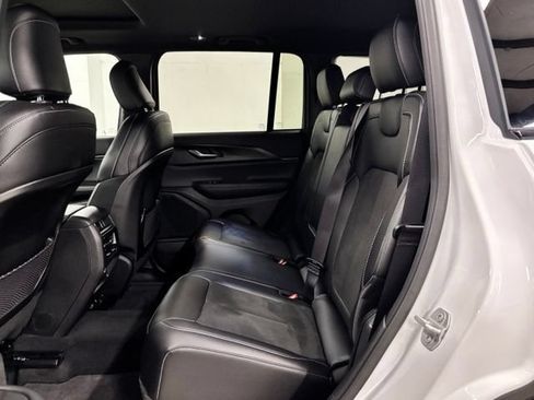 Used 2025 Jeep Grand Cherokee Altitude RWD image 20