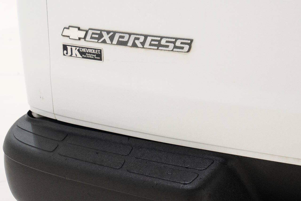 Used 2017 Chevrolet Express 2500 Extended RWD image 16