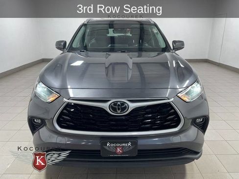 Used 2022 Toyota Highlander XLE AWD/4WD image 2