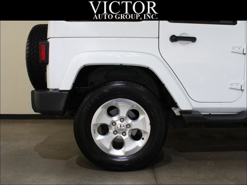 Used 2015 Jeep Wrangler Unlimited Sahara w/ Connectivity Group AWD/4WD image 12