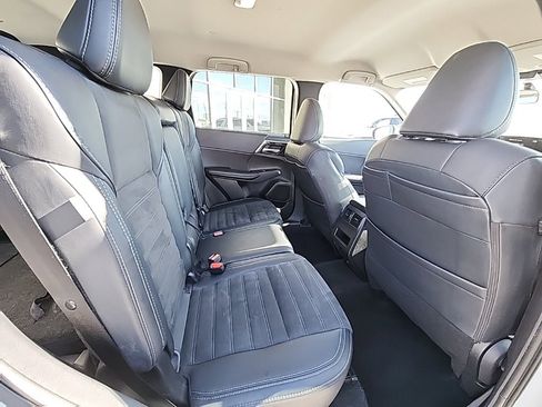 Used 2024 Mitsubishi Outlander SE image 5