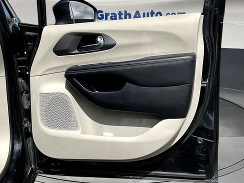 Used 2023 Chrysler Pacifica Touring-L FWD image 26