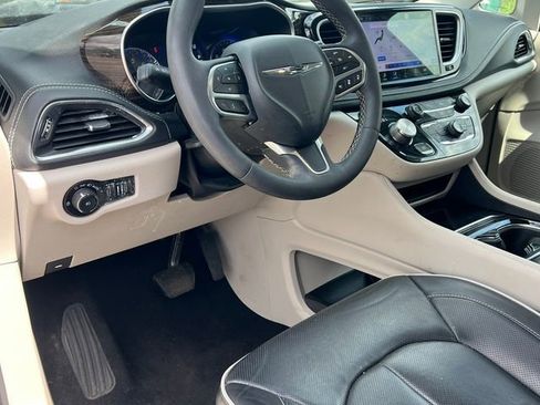 Used 2024 Chrysler Pacifica Limited FWD image 3