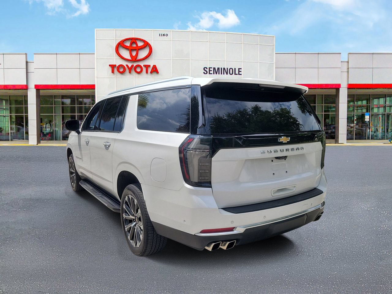 Used 2025 Chevrolet Suburban High Country RWD image 4