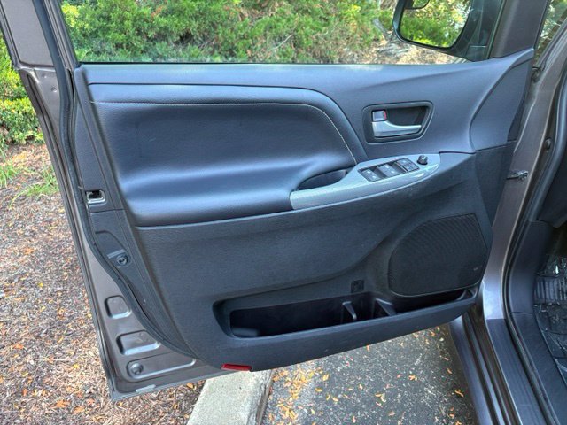 Used 2015 Toyota Sienna SE FWD image 17