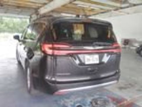 Used 2022 Chrysler Pacifica Touring-L FWD image 4