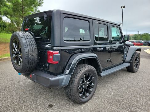 Used 2022 Jeep Wrangler Unlimited Sahara AWD/4WD image 24