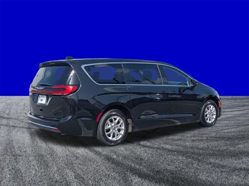 Used 2023 Chrysler Pacifica Touring-L FWD image 4