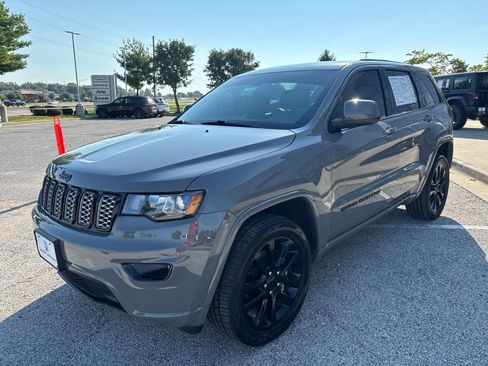 Used 2021 Jeep Grand Cherokee Laredo X AWD/4WD image 4