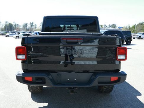 Used 2023 Jeep Gladiator Willys AWD/4WD image 7