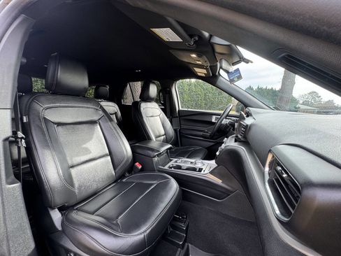Used 2020 Ford Explorer XLT w/ Equipment Group 202A image 14