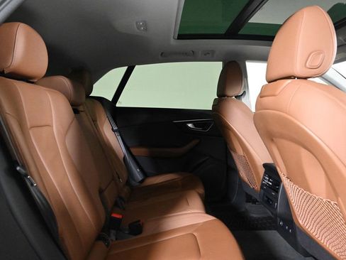 Used 2022 Audi Q8 Premium image 17