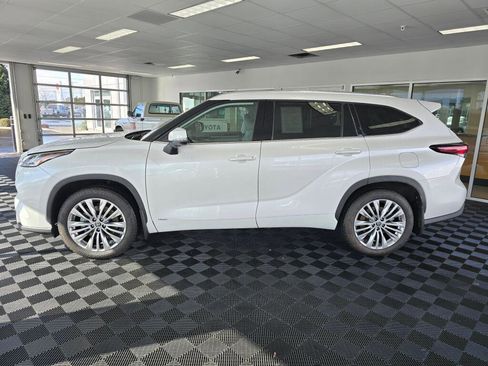 Used 2024 Toyota Highlander Platinum image 6