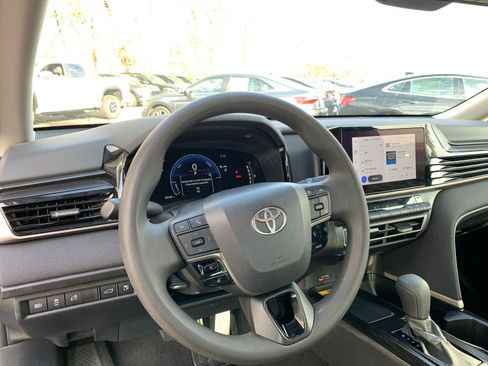 Used 2025 Toyota Camry LE image 33