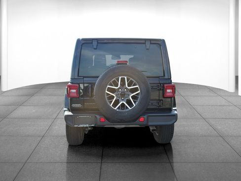 Used 2025 Jeep Wrangler Unlimited Sahara AWD/4WD image 6