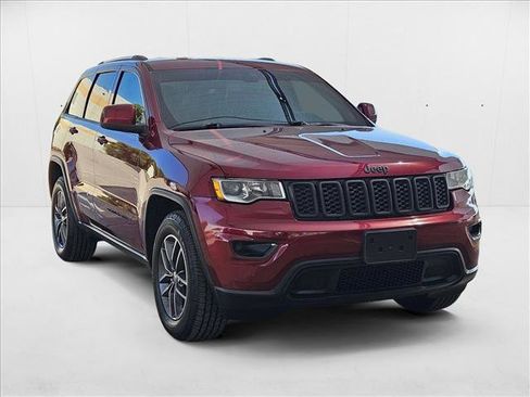 Used 2018 Jeep Grand Cherokee Laredo image 3