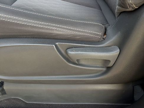 Used 2023 Nissan Titan SV image 7