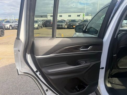 Used 2023 Jeep Grand Cherokee Limited image 20