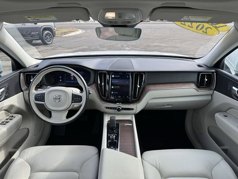 Used 2022 Volvo XC60 B5 Momentum image 16