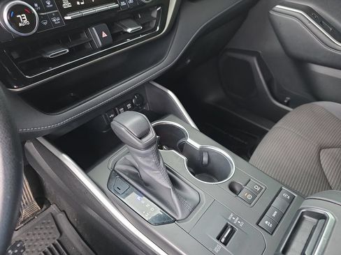 Used 2020 Toyota Highlander L FWD image 26