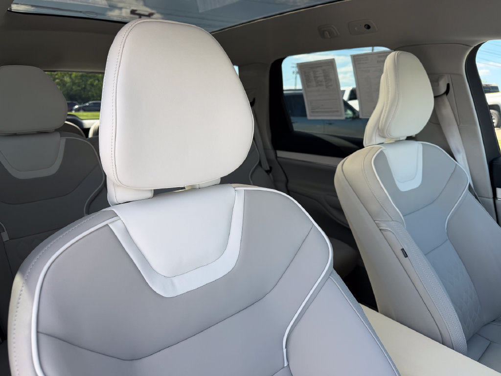 Certified 2025 Volvo EX90 Ultra AWD/4WD image 17