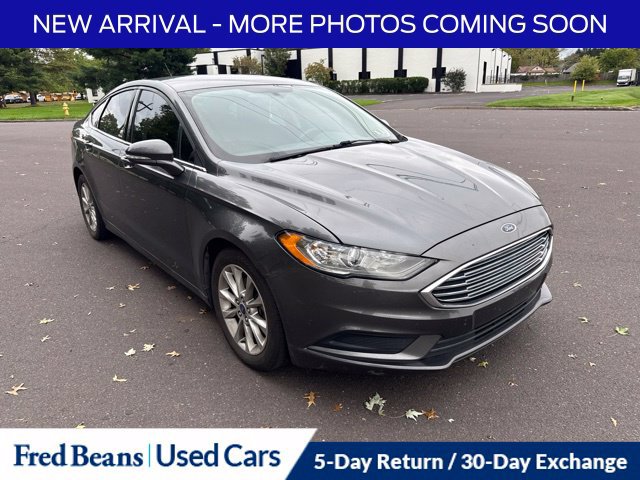 Used 2017 Ford Fusion SE w/ Fusion SE Technology Package FWD image 1
