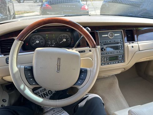 Used 2008 Lincoln Town Car Signature Limited image 9