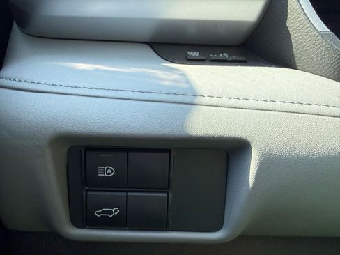 Used 2021 Toyota Highlander XLE FWD image 13