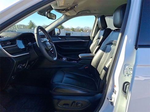 Certified 2023 Jeep Grand Cherokee Limited w/ Black Appearance Package image 11