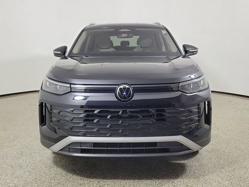 Used 2025 Volkswagen Tiguan SE FWD image 3