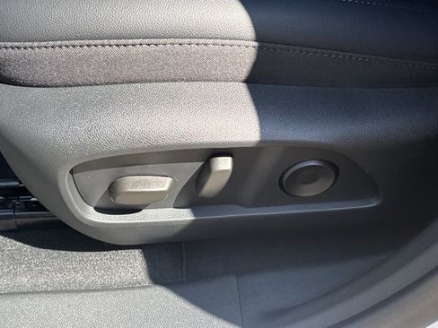 New 2027 Chevrolet Equinox LT w/ Convenience Package II FWD image 17