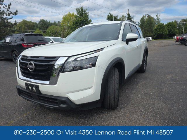 Used 2024 Nissan Pathfinder SV FWD image 3