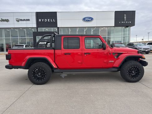 Used 2020 Jeep Gladiator Overland image 2