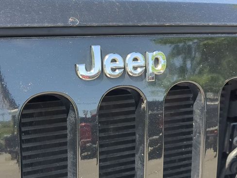 Used 2017 Jeep Wrangler Unlimited Sport w/ Connectivity Group AWD/4WD image 12
