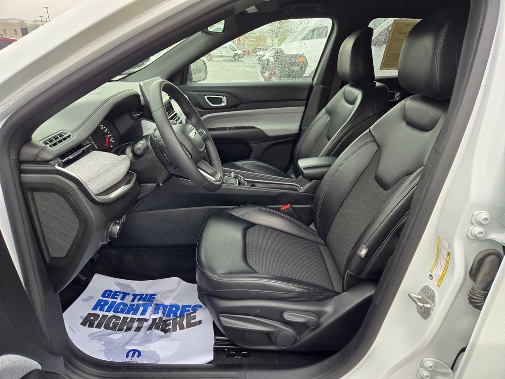 Used 2023 Jeep Compass Latitude w/ Mopar Graphics Package AWD/4WD image 15