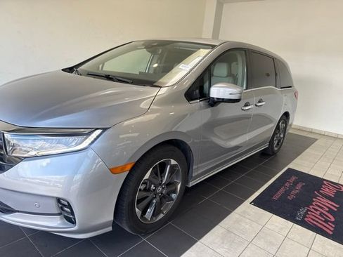 Used 2023 Honda Odyssey Elite image 3