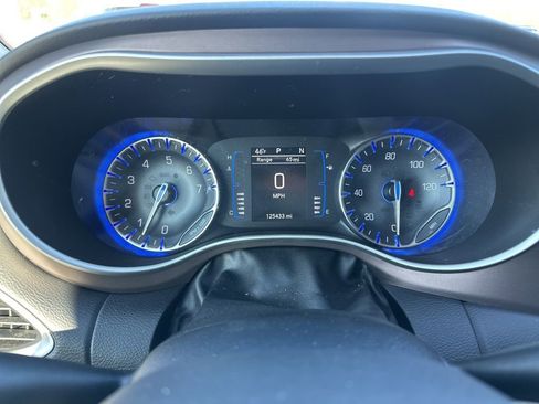 Used 2018 Chrysler Pacifica Touring-L image 15