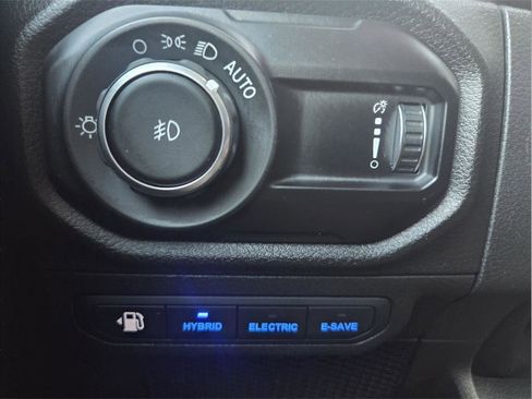 Used 2025 Jeep Wrangler Willys image 25