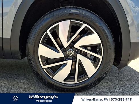 Used 2025 Volkswagen Atlas SE AWD/4WD image 9