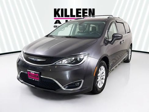 Used 2020 Chrysler Pacifica Touring-L FWD image 3