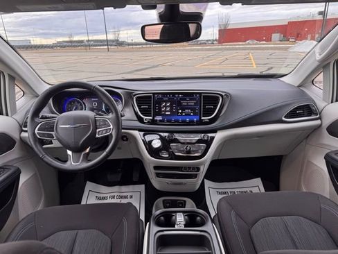Used 2021 Chrysler Pacifica Touring w/ Uconnect Theater Family Group image 14