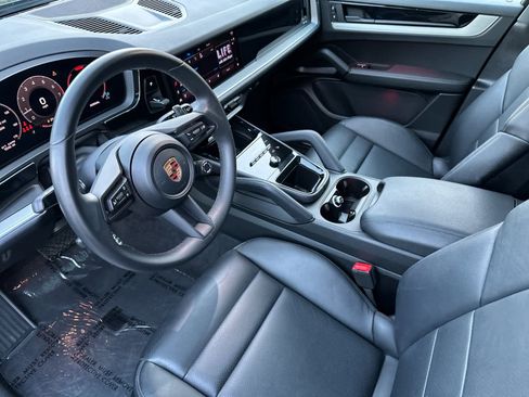 Used 2025 Porsche Cayenne image 4