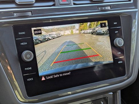 Certified 2022 Volkswagen Tiguan SEL R-Line image 22