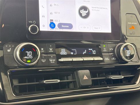 Certified 2023 Toyota Highlander XLE image 27