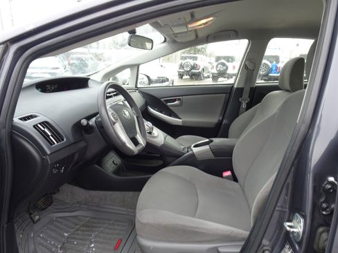 Used 2013 Toyota Prius Two image 9