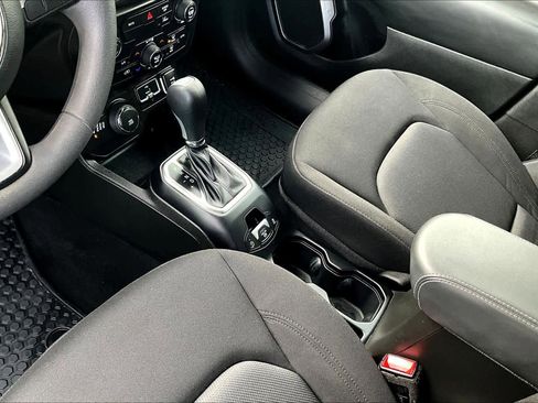 Used 2023 Jeep Renegade Latitude image 17