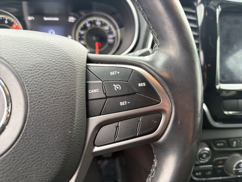 Used 2019 Jeep Cherokee Limited image 19