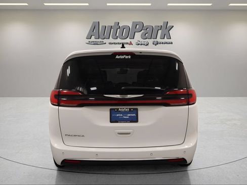 Certified 2025 Chrysler Pacifica Select FWD image 10