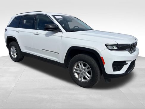 Used 2023 Jeep Grand Cherokee Laredo image 3